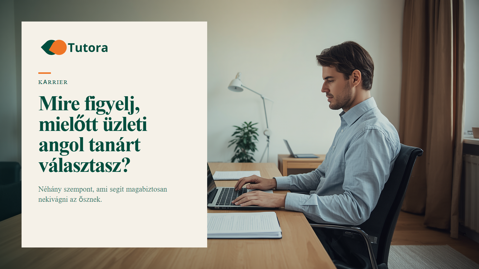Egy férfi világoskék ingben laptopon dolgozik egy fényes, minimalista otthoni irodában, mellette nyomtatott dokumentumokkal az asztalon.