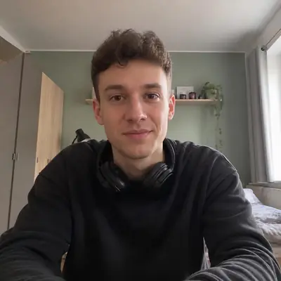 Tanuló az online tanteremben